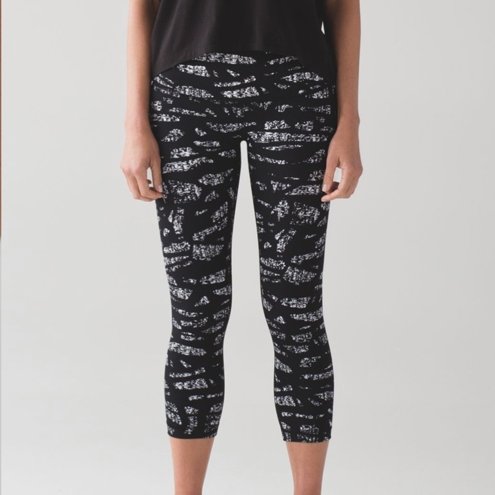 Lululemon Wunder Under Crops Graf Black & White